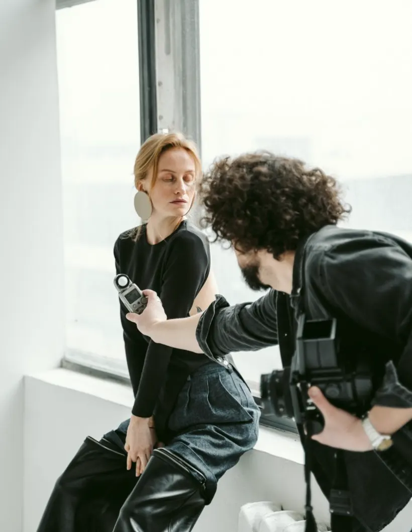 Kursister arbejder med portrætlys og kamera i studiet